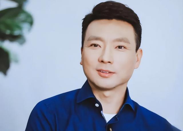 "央视一哥"康辉，丁克一辈子	，却在四十岁接到一通电话让他后悔