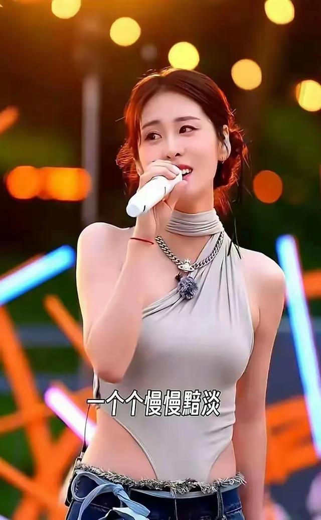 张碧晨连体裤这缝绝了！裤裆中间那道缝 上厕所都得提前半天找拉链