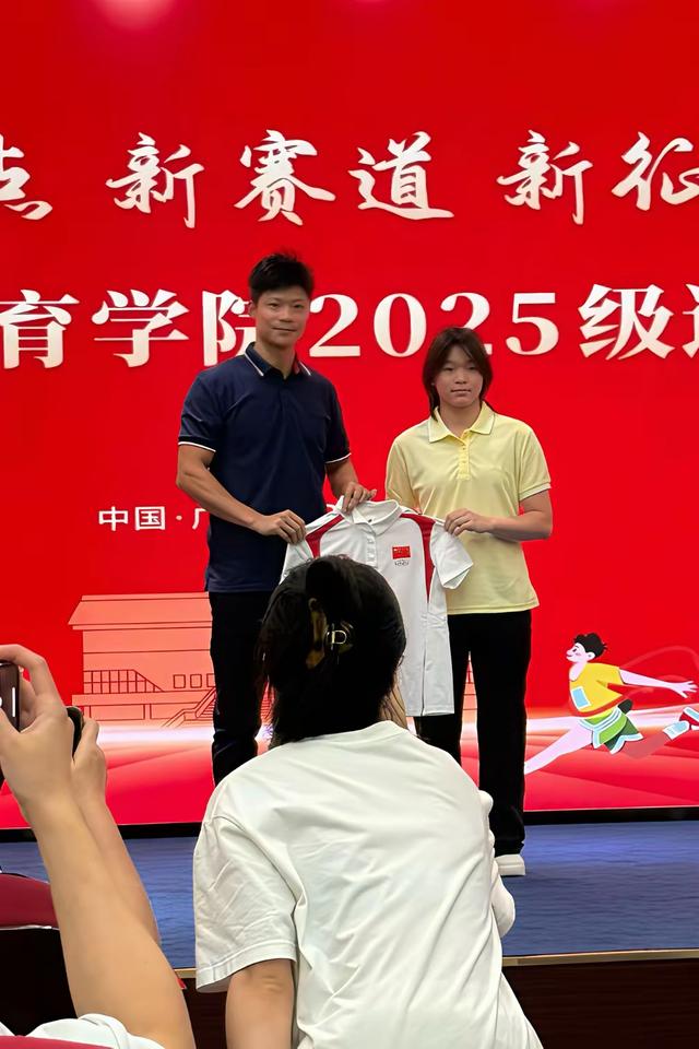 全红婵开学第一天遇到熟人？院长竟是"老相识"，害羞的用手捂着嘴