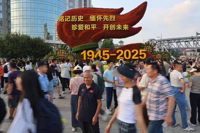 民进党当局威胁恐吓抗日老兵,不允许他们参加九三阅兵,否则就处以罚款,甚至取消退休待遇