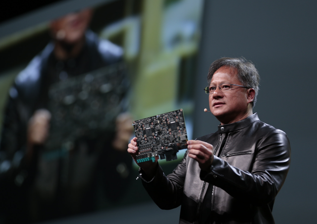 英伟达交 15%“保护费”，苹果送金摆件！特朗普咋总薅科技羊毛？