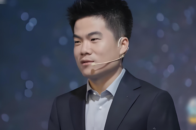 官媒发文，高调官宣32岁董宇辉喜讯，全网恭喜，终于等到这一天