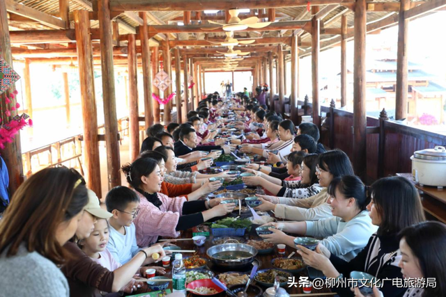 跟着AI游三江丨一口酸，一碗茶，一场宴，吃懂三江侗寨的人间烟火！
