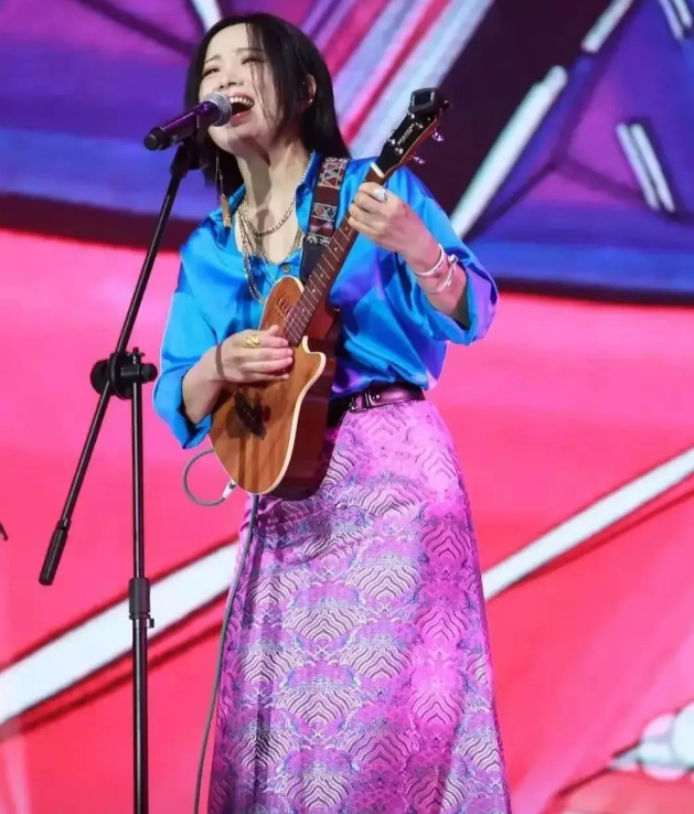 她连上5次春晚，私下却和恩师同居怀孕被骗流产，今57岁依然单身