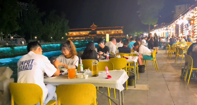实探|乐山滨江滨河路建议这样升级：步行街+非遗集市+江上表演！