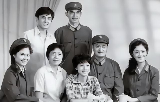 她是80年代央视美女主持，嫁给军委副主席之子，离婚后以卖画为生