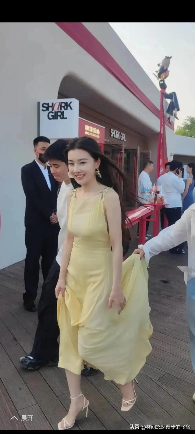 电视上看着一般般，真人确实漂亮，身材比例也很好。 第2张