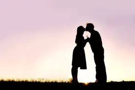 59岁男人瘫痪在床，每天被妻子扇3记耳光：结婚37年，他出轨31年图片