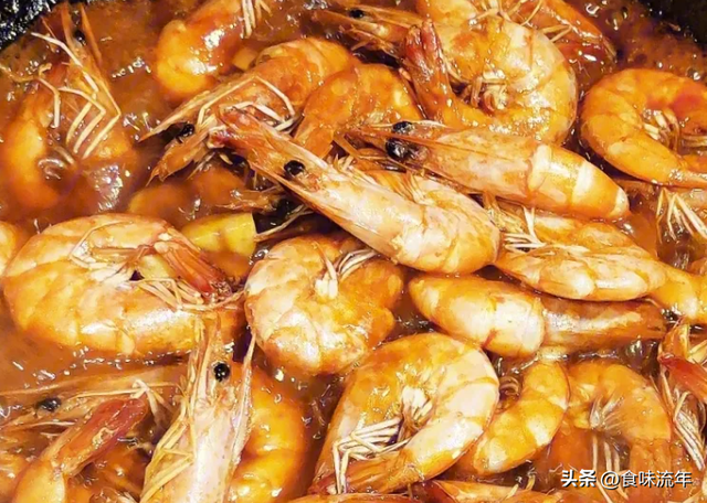 香味浓郁的蒜香油焖大虾，解馋味美又下饭，老少解馋的肉食菜肴
