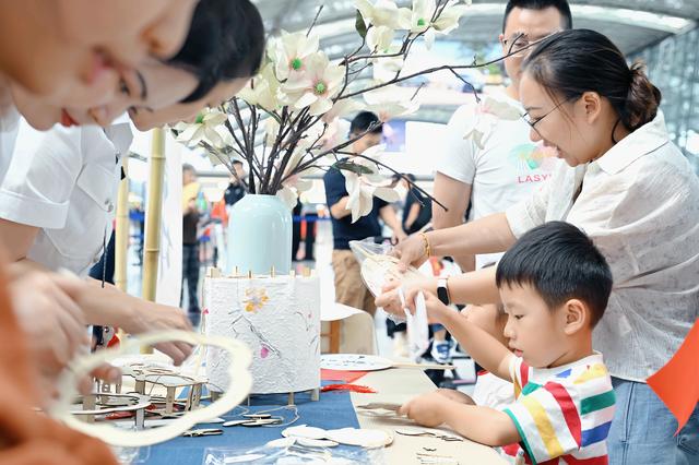 空港映华裳，家国共此时！双流机场以文化之力赴双节之约