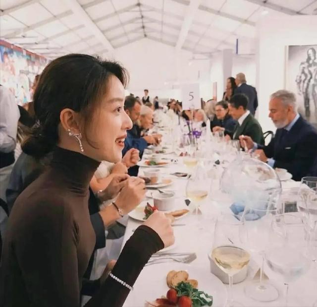 章泽天在英国和一帮富商共进晚餐，她的打扮一言难尽，肋骨外翻。