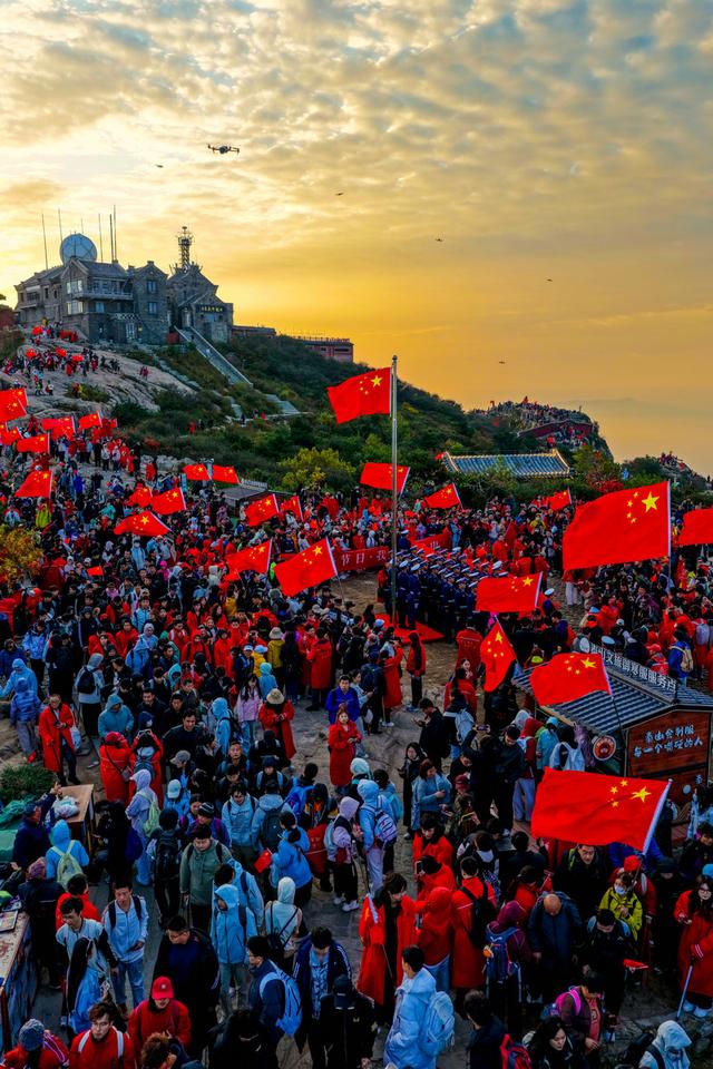 岱顶红旗映朝阳 万名游客共此时