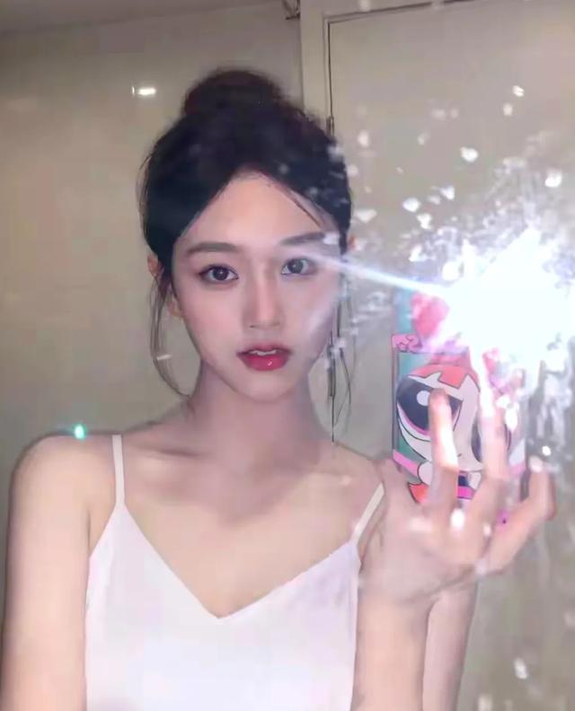 河南校花谢卓亚美貌惊艳全网，网友惊叹：美到让人怀疑人生啊！