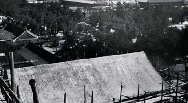 1969年，天安门秘密拆除后重建，拆除时发现数枚炮弹和一个小木盒