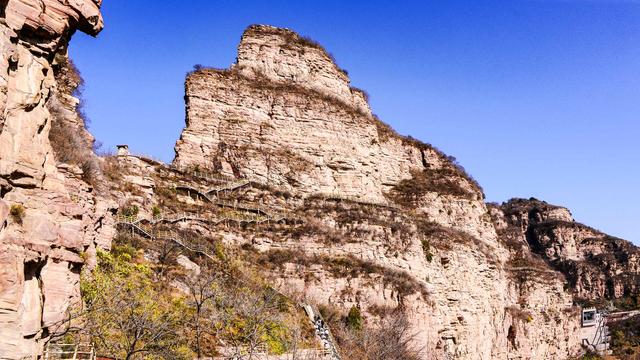 游东太行，望群山 ，感悟‘云海翻腾走龙蛇，绝壁生辉见奇峰’