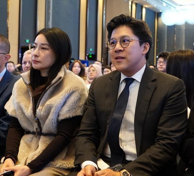 何超琼现身经济论坛，皮松肉垮不敢认，郭晶晶富态霍启刚好娇羞