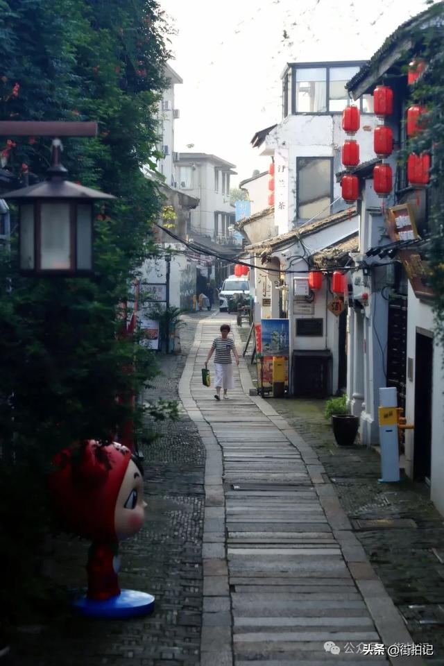 这条河边老街的“慢生活”：他们沿用数十年前的方式，一晃半生