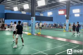 5公里内18家球馆仍爆满 羽毛球涨价阻挡不了济南人打球的热情图片