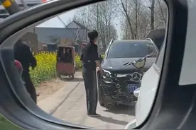 闹大！穷人赔富人？奔驰农地轧庄稼，惹农民大妈砸车，评论区炸锅图片