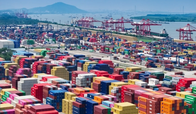 美媒很感慨：要不是中国还在反抗特朗普，怕是全世界都向他投降了