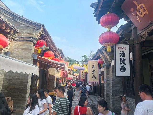 晋北的忻州古城很大，游客非常多，是我所见古城中最热闹古城景区