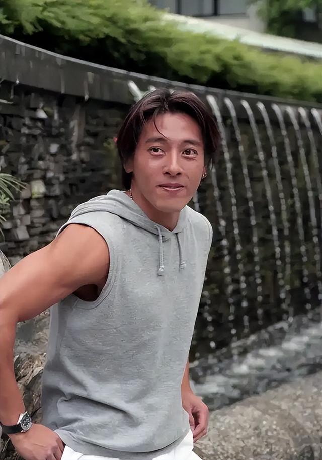 夫妻俩为了不变老，26年不吃肉，丁克31年，如今状态让人不敢认