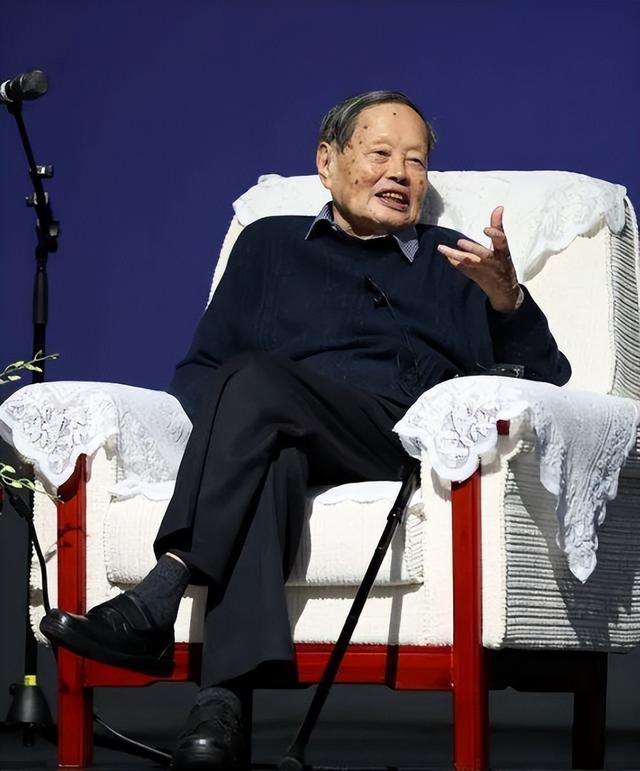 杨振宁刚去世，翁帆终于发声，字字催泪，清华大学吊唁堂细节感人