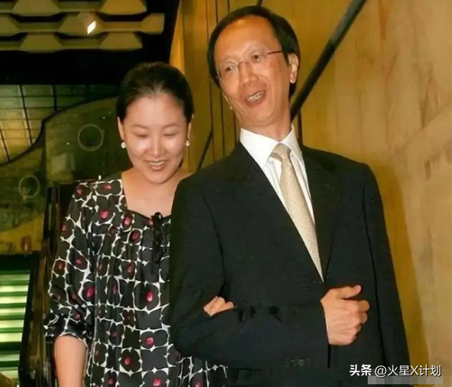 恩爱了23年，73岁的梁锦松开始衰老萎缩，47岁的伏明霞正绚烂如花