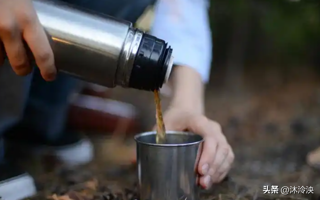 央视曾曝光的“夺命毒杯	”，热水进“毒水”出	，看看你家有没有