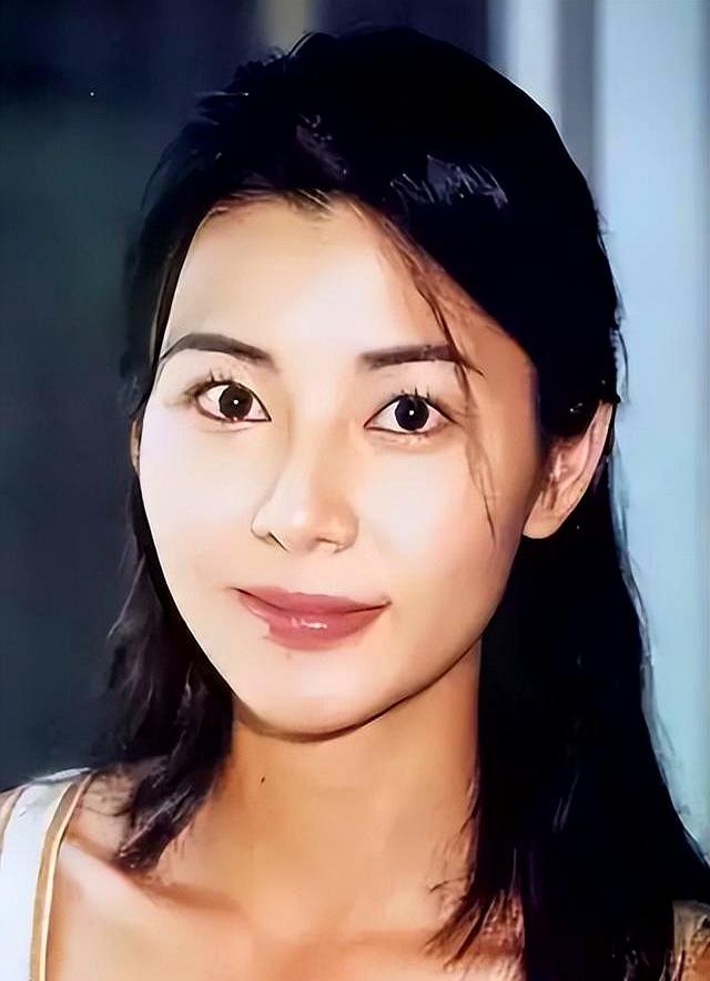 21岁拍三级，30岁被出轨，38岁嫁大佬，如今52岁没孩子还被宠成宝