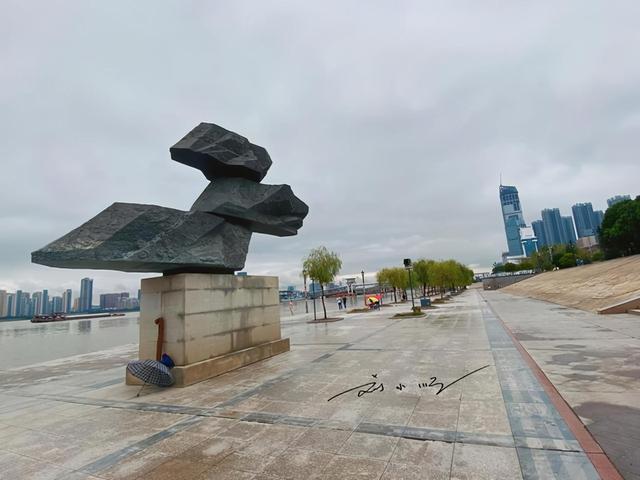 武汉常常号称“大武汉”，那么，武汉的面积到底相当于几个北京？