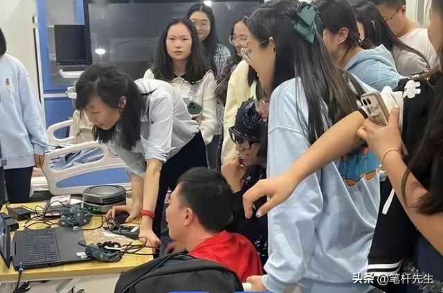 马斯克放话 5-6 年淘汰手机！脑机接口意念操控成真离普及有多远？