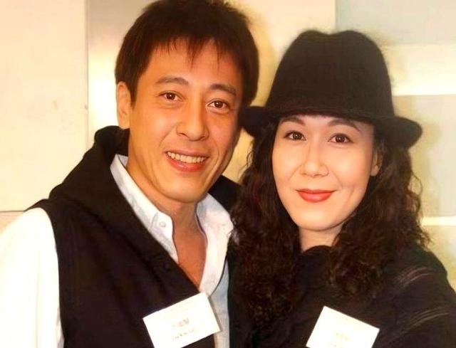 夫妻俩为了不变老，26年不吃肉不生子，近54岁近照不敢认