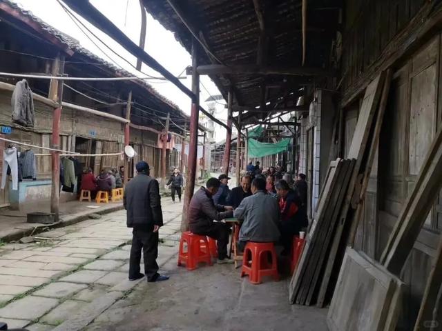 重庆大足即将消失的老街，整条街道风雨长廊，大步廊檐独具特色