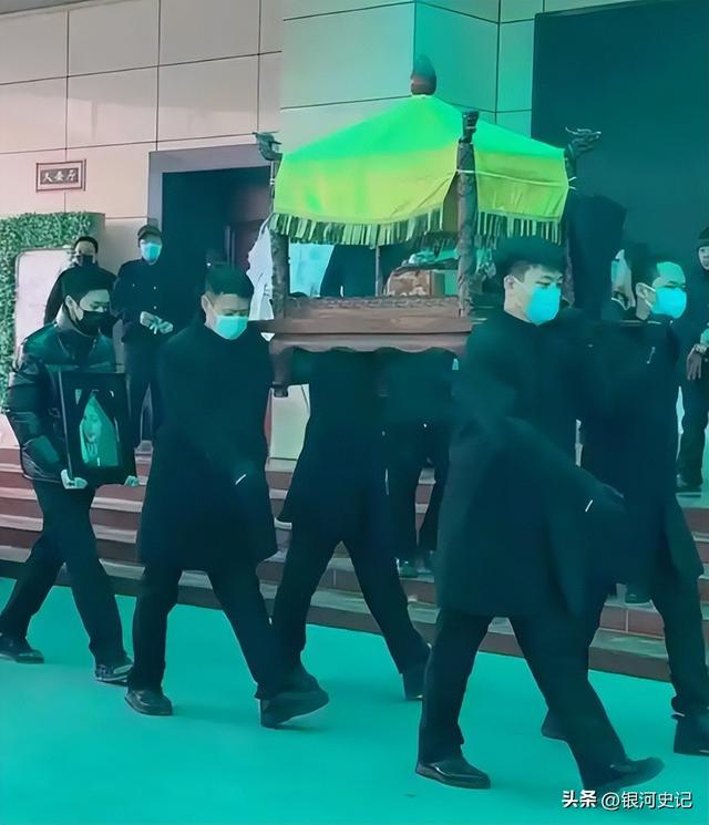 好友相继缅怀拼凑出，何晴生命最后时光：拮据、变样、舍不下儿子