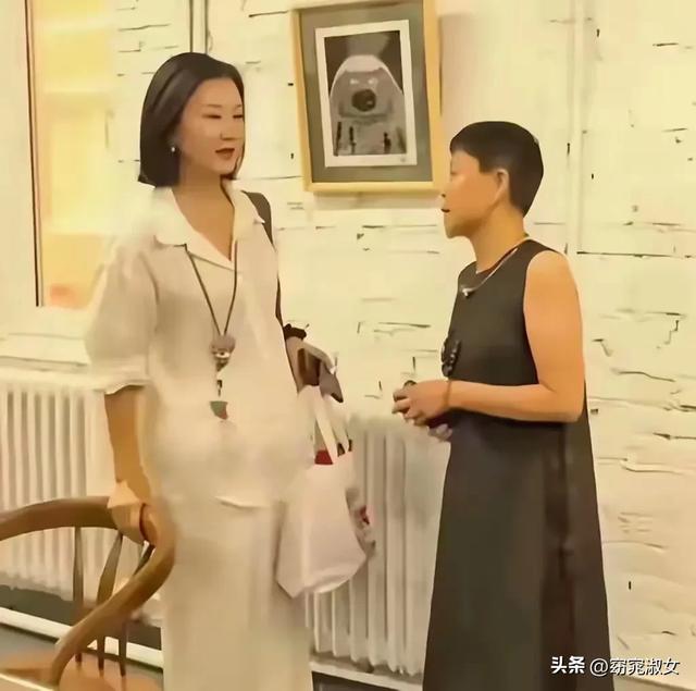 59岁宋祖英私下聚会照流出，穿棉麻衣留短发，印象被完全颠覆了！