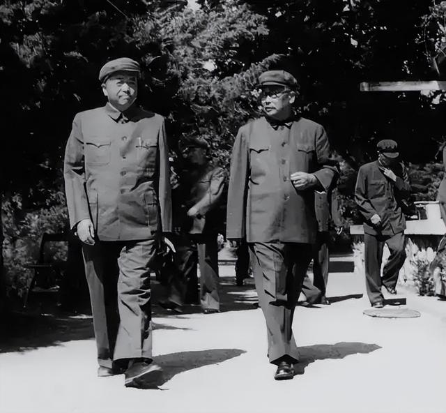 建国初乔冠华对李克农不尊敬，周恩来发脾气：真不知道几斤几两！