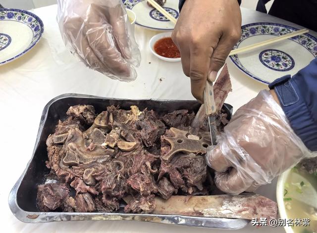 内蒙出发新疆，往返22天，5个人吃饭花4687元，网友问每天吃糠吗