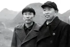 1960年，邓华携家人在成都游玩时偶见一首诗：这不就是为我写的图片