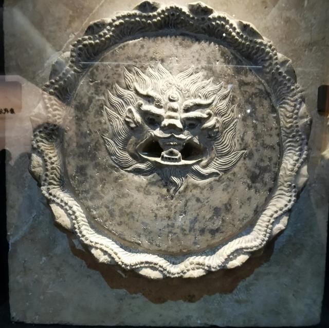 我是上海人，旅游景点法门寺，看地宫唐石门，用放大镜瞧舍利纹路