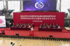 “无论多忙都要好好吃饭……”食堂阿姨毕业典礼上脱稿发言，感动万千网友！图片