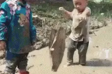 毁三观，上海地铁一大妈与年轻小伙当众不堪一幕，网友：不忍直视图片