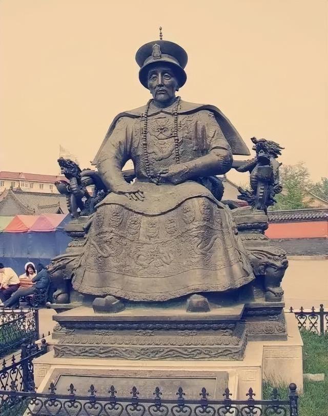2005年沈阳，皇寺广场上的清十二帝像