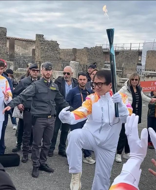 官媒对成龙的称呼变了，三字之差释放强烈信号，王晶的话有人信了