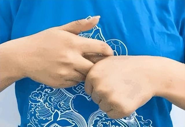 手指是养生“钥匙”！每天这样刮手指，帮你养五脏