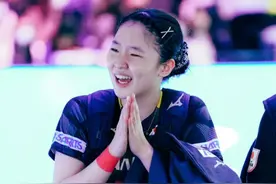 张本美和在妈妈陪伴下，收获中国粉丝礼物！张本智和与父亲聊战术图片