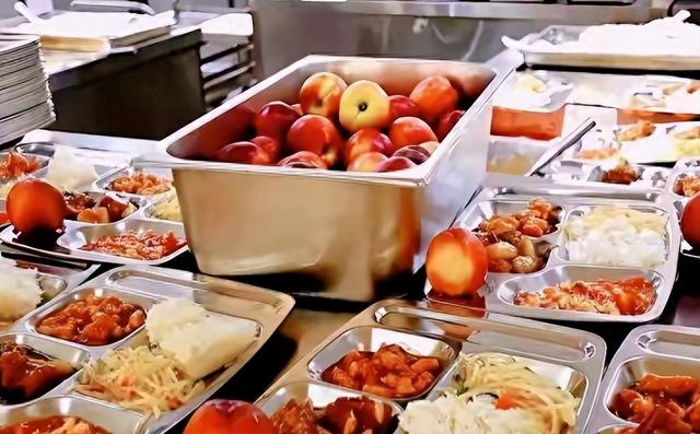 北京下了死命令，2027年底前，所有中小学必须告别“校外配餐	”