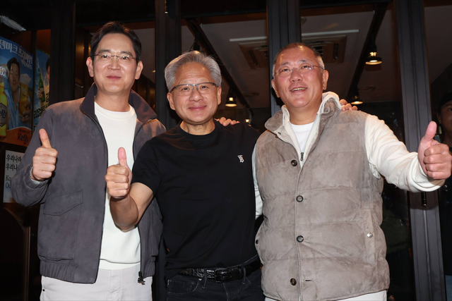 炸鸡配啤酒，聊的是AI和半导体！黄仁勋的“夜宵局”