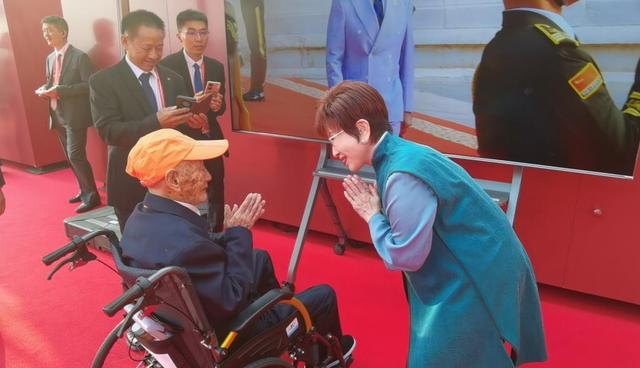 民进党破大防！洪秀柱不但出席阅兵，座次还不简单，宋楚瑜提要求