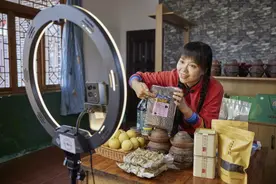 半两财经｜抖音促进就业：一名创作者“带”1.5个工作人员图片